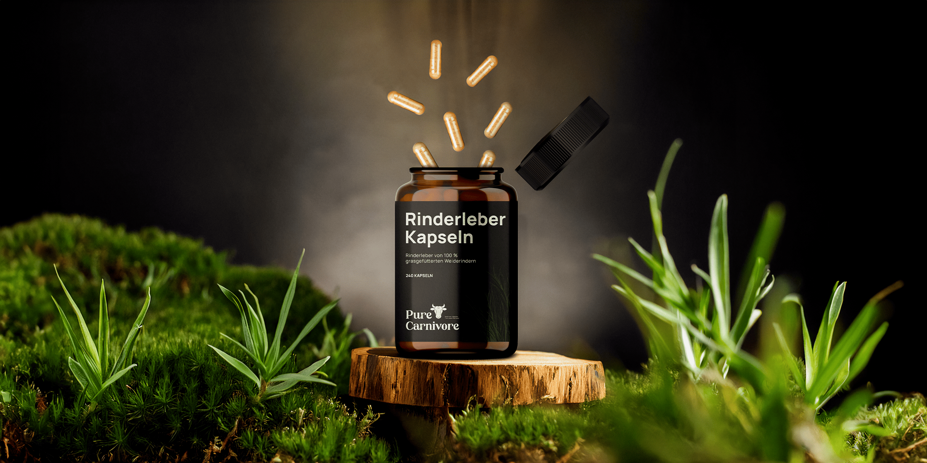 Vor einem dunklen Hintergrund wird eine Flasche Rinderleber-Kapseln hervorgehoben, über der, umgeben von Moos und Grün, goldene Kapseln schweben.